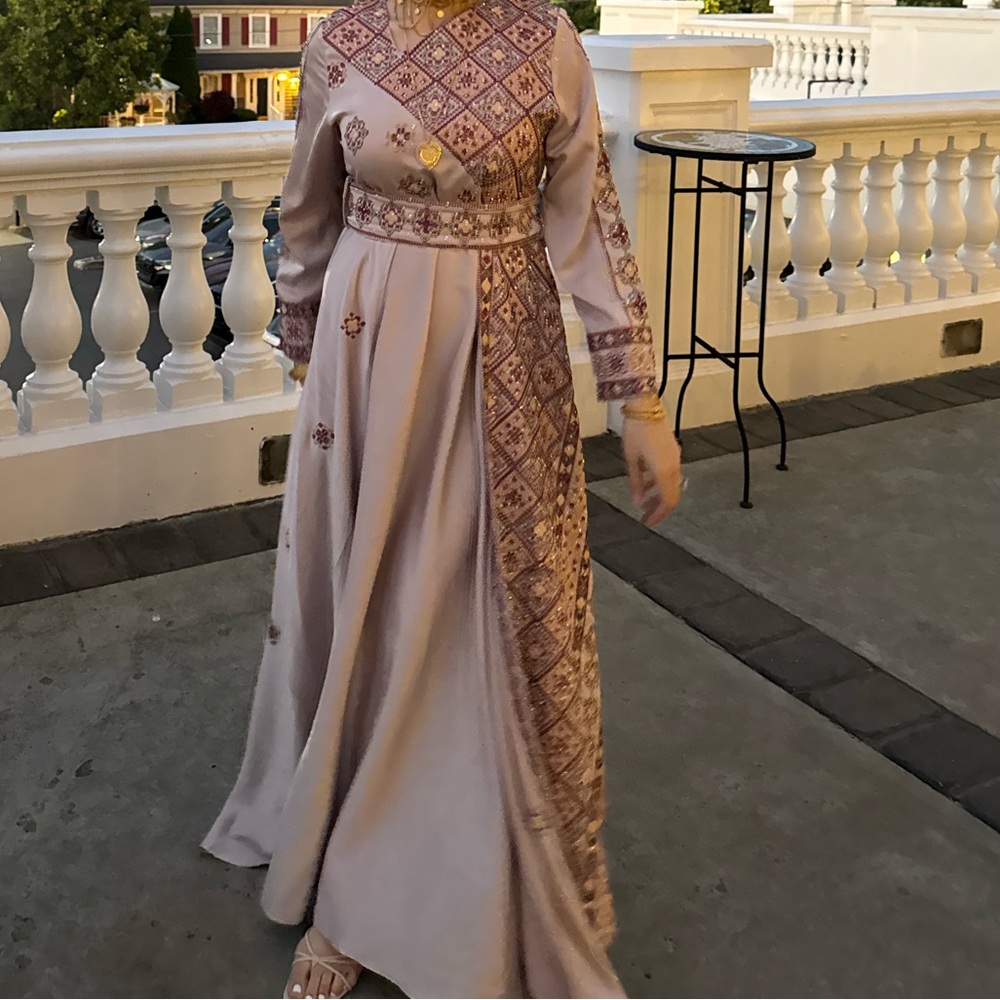 Elegant Palestinian Embroidered Tatreez thobe/Dress with Headscarf